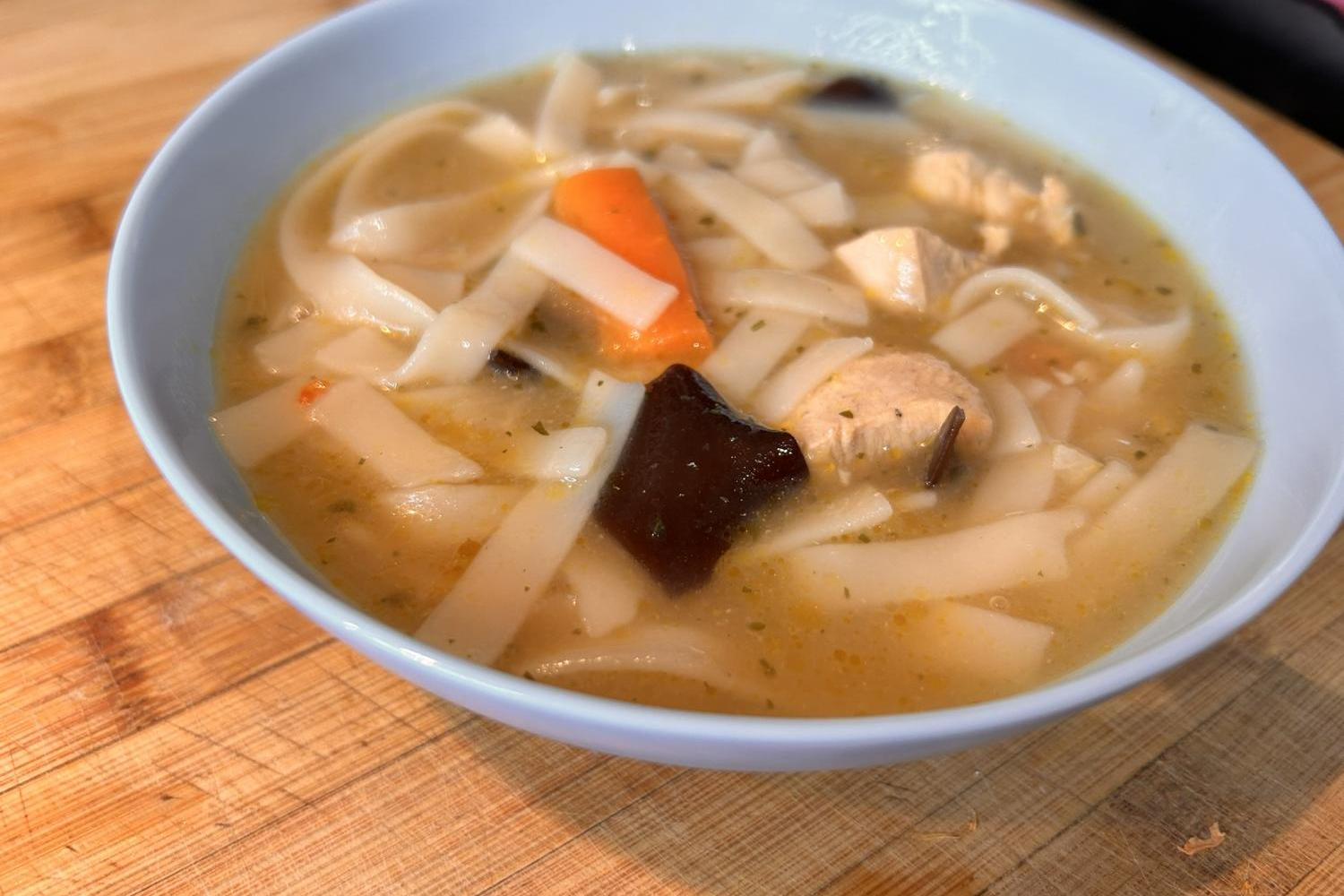 Soupe Chinoise au Poulet et Nouilles de Riz